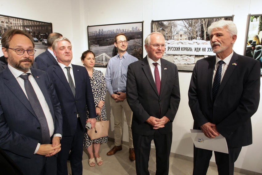 Šef Delegacije EU u Srbiji Emanuel Žiofre sa američkim i ukrajinskim ambasadorom