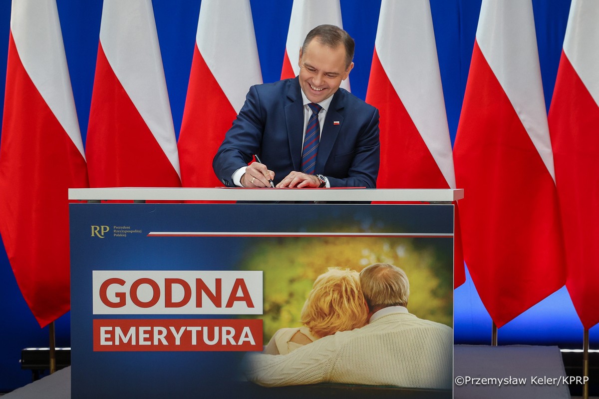 Prezydent Karol_Nawrocki Podpisanie ustawa godna emerytura