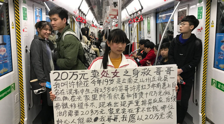 Közel 8,5 millió forintért árulja szüzességét a metróban /Fotó: Weibo