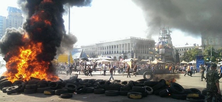 Na Majdanie znów płoną opony! Tak bronią barykad