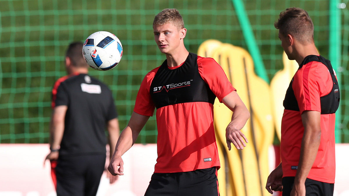 W meczu 2. Bundesligi VfL Bochum wygrał z Heidenheim 2:1. Meczu nie będzie dobrze wspominał Paweł Dawidowicz, który zanotował kuriozalne trafienie samobójcze.