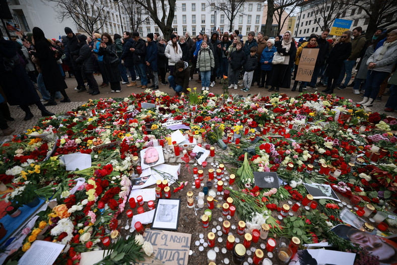 Zwolennicy Nawalnego upamiętniają zmarłego opozycjonistę pod rosyjską ambasadą w Berlinie. 18 lutego 2024 r.