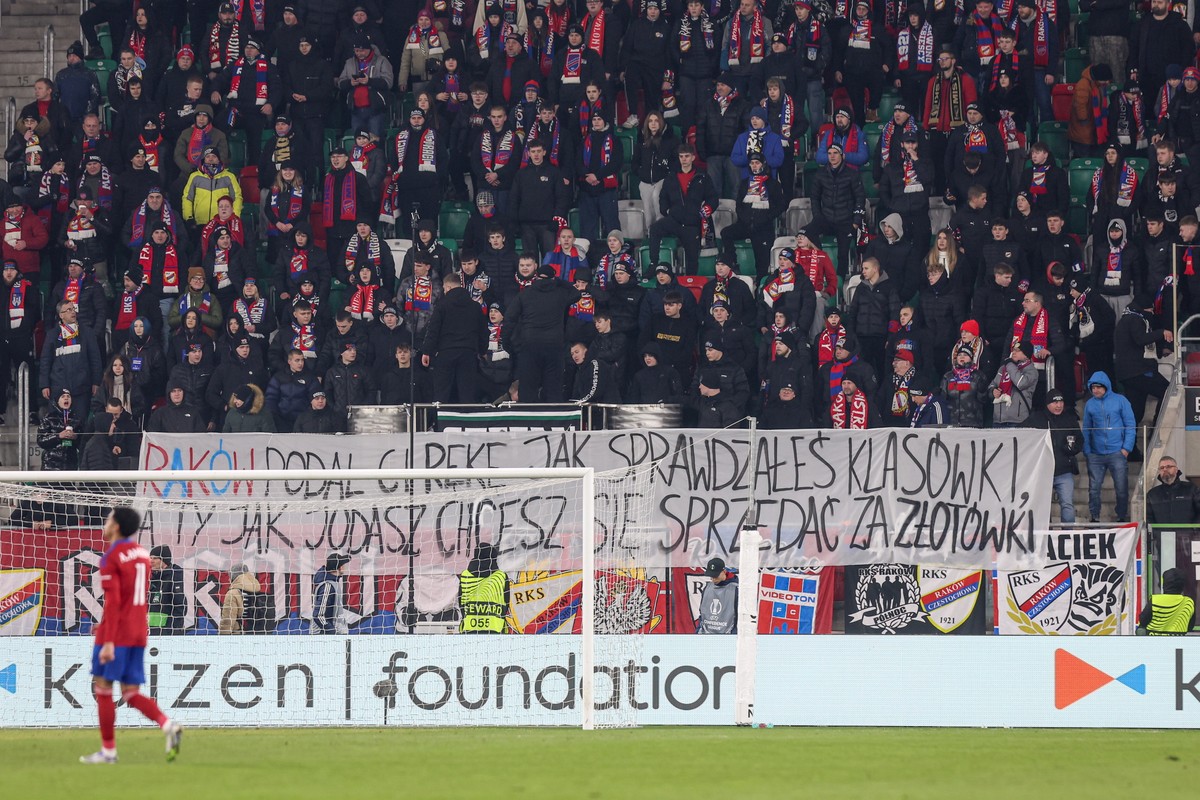 Kibice Rakowa nie zostawili suchej nitki na Papszunie. Oto co napisali na transparencie