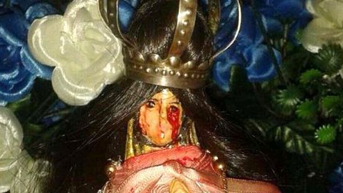 Jak donoszą mieszkańcy argentyńskiego Los Naranjos w ich kościele figura Matki Boskiej zaczęła płakać krwawymi łzami. Teraz przedstawiciele kościoła trzymają przy niej warty i sprawdzają, czy to prawda.