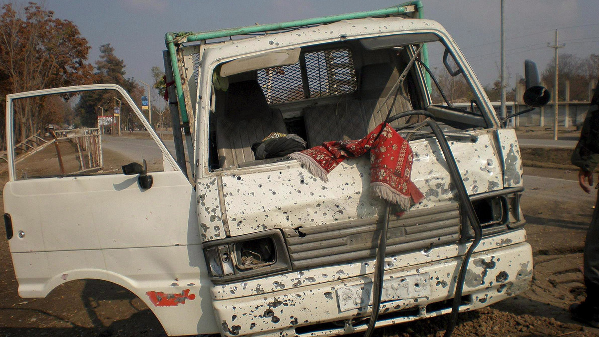 W autobusie pełnym gości weselnych zginęło dziecko, a 28 osób zostało rannych na północy Afganistanu, gdy zamachowiec-samobójca wysadził się w powietrze w samochodzie pełnym ładunków wybuchowych. Policja uważa, że celem zamachu był konwój sił NATO.