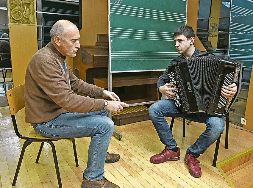 Profesor Vladimir Mandić i Luka Simić muzičar na harmonici