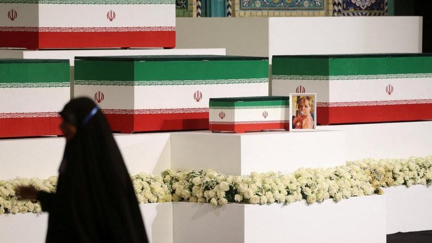 Izloženi kovčezi sa telima Hamneija i njegovih članova porodice, među kojima je i stradala jednogodišnja unuka Zahra Mohamadi Golpajegani (slika pored kovčega) | Foto: Reuters