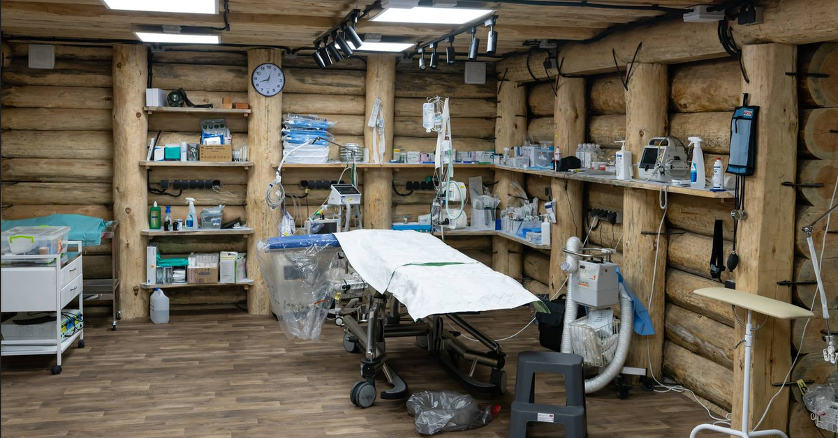 Podziemne szpitale NATO na ukraińskim froncie. Kto je buduje, jak działają i co robią tam Polacy?