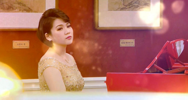 Wokalistka Cha Yun Mi gra na czerwonym fortepianie Steinway w jednym z teledysków nowego zespołu