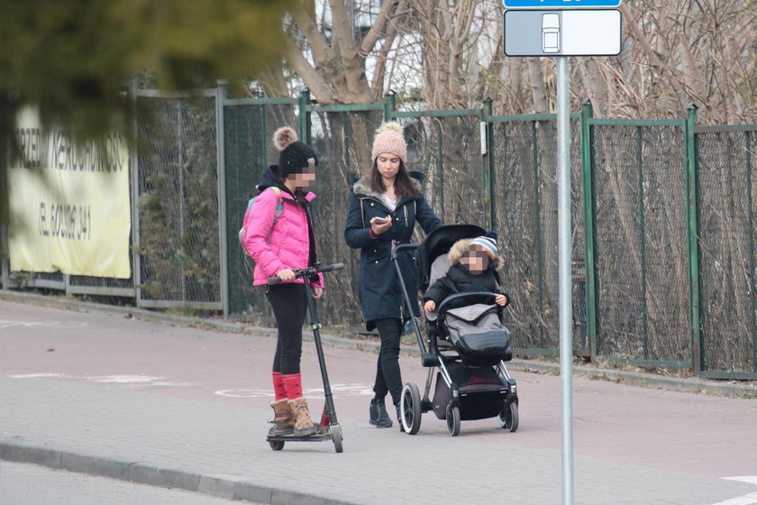 Marta Kaczyńska z córką i synkiem na spacerze