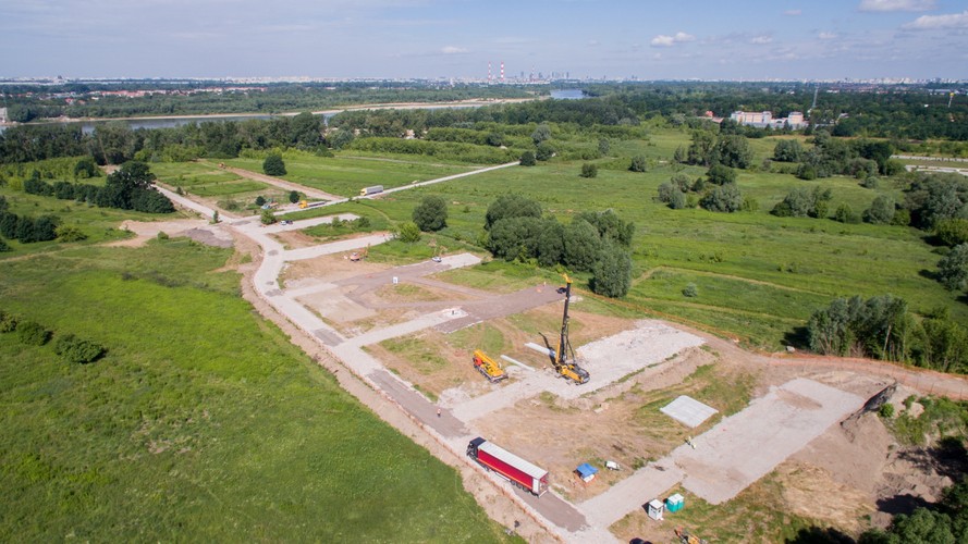 'Budowa przeprawy na Wiśle przyczyni się do połączenia zachodniej granicy Polski, dzięki autostradzie A2, ze wschodnią, poprzez drogę S17. Cieszę się, że rozpoczyna się budowa inwestycji ważnej, zarówno dla mieszkańców Warszawy, jak i dla wszystkich Polaków' – powiedział Adamczyk. Dodał, że 'obwodnica przyczyni się także do wyprowadzenia ruchu samochodowego ze stolicy'. 
<br><br>fot. (mr) PAP/Leszek Szymański