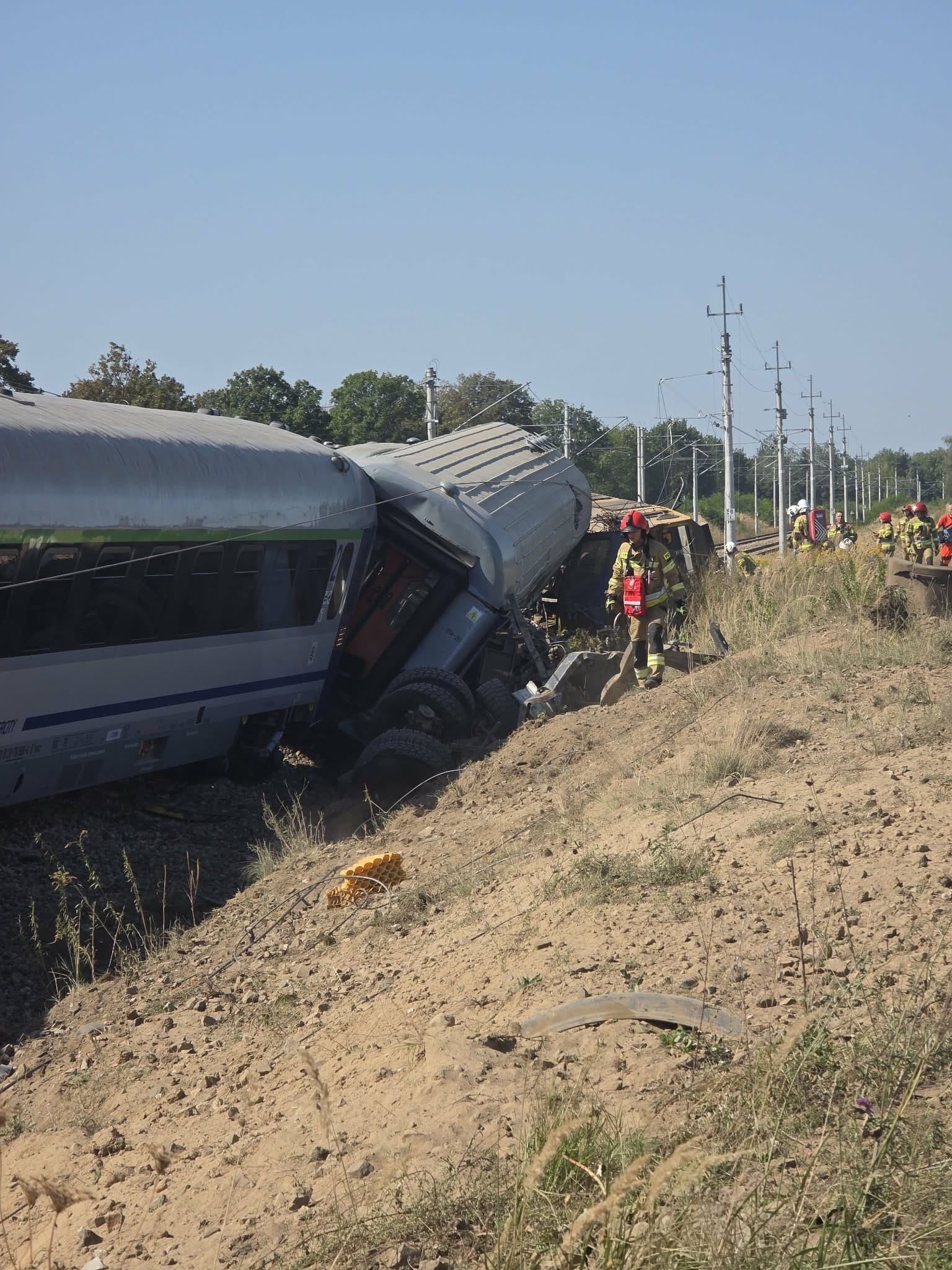Po zrážke s kamiónom sa v Poľsku vykoľajil vlak.