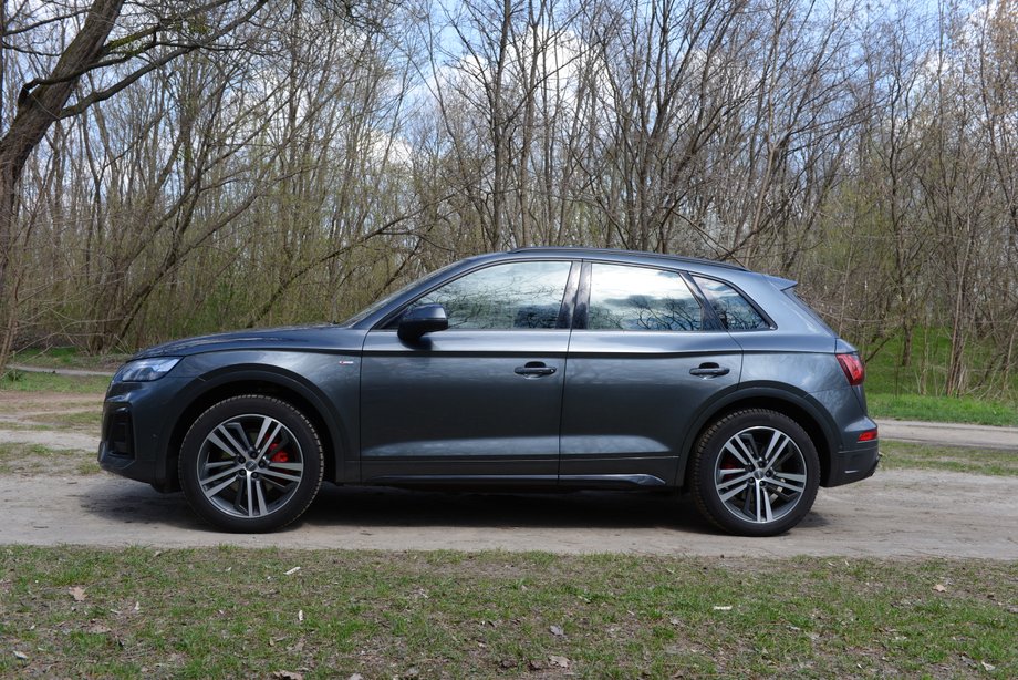 Audi Q5 to jeden z najlepszych SUV-ów klasy premium. Nie jest ostentacyjne, jak większe modele, lecz praktyczne i wygodne.