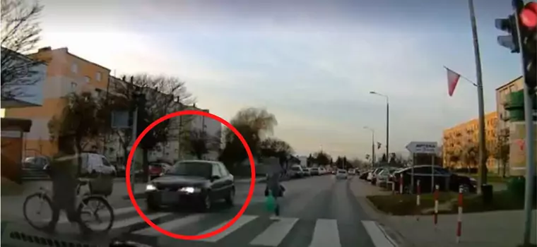 Kierowca zignorował czerwone światło i pieszych na pasach. Policja mówi o cudzie