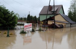 Podtopione domy i zerwane mosty. Rząd uspokaja: Sytuacja się poprawia [ZDJĘCIA]