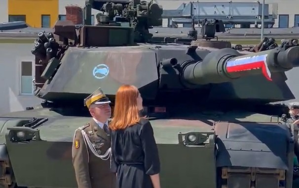 Pierwszy czołg M1A1FEP został nazwany 'Sitek-21' na cześć sierż. Mateusza Sitka, który zmarł na polsko-białoruskiej granicy po dźgnięciu nożem przez jednego z nielegalnych migrantów.