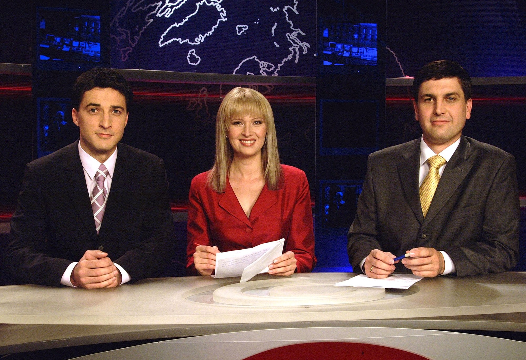 Moderátori Ľuboš Sarnovský (vľavo), Adriana Kmotríková a Braňo Ondruš v roku 2004.