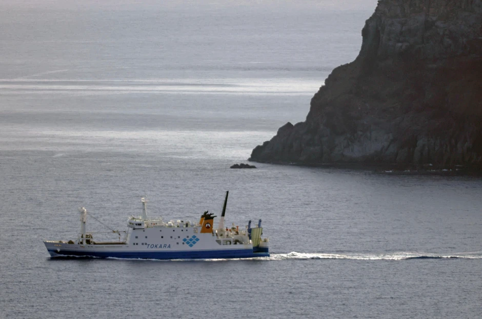 Evakuacija trajektom stanovnika sela Tošima na ostrvu Akuseki 4. jula nakon serije zemljotresa