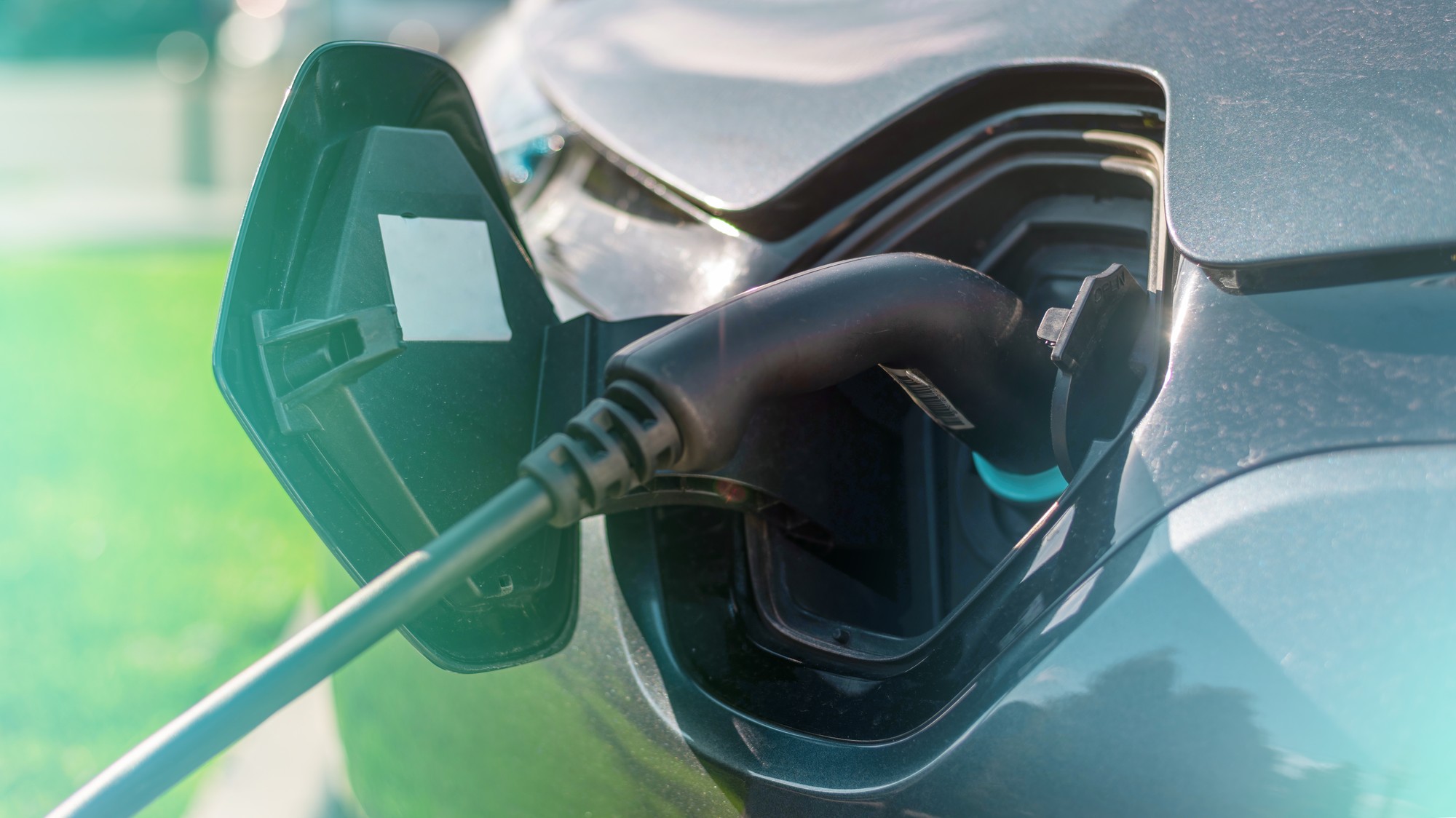 Elektromobil môže mať plne nabitý trakčný akumulátor, no pre chybnú palubnú batériu sa nemusí spustiť. 