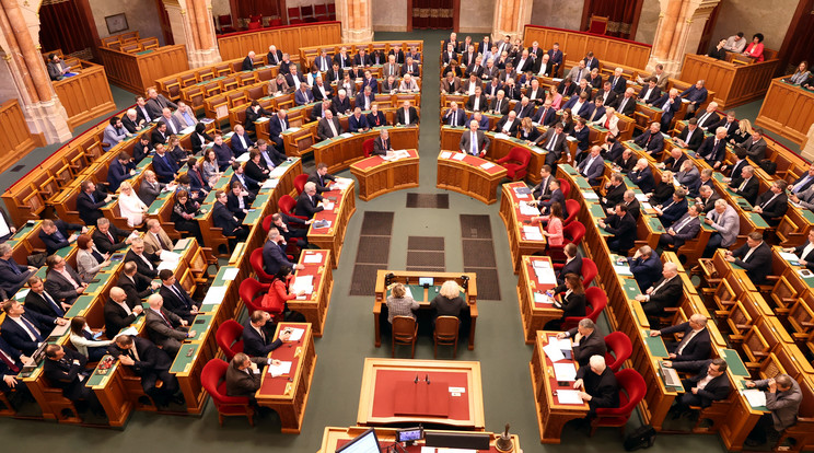 A törvényjavaslat már az Országgyűlés asztalán van / Fotó: Pozsonyi Zita
