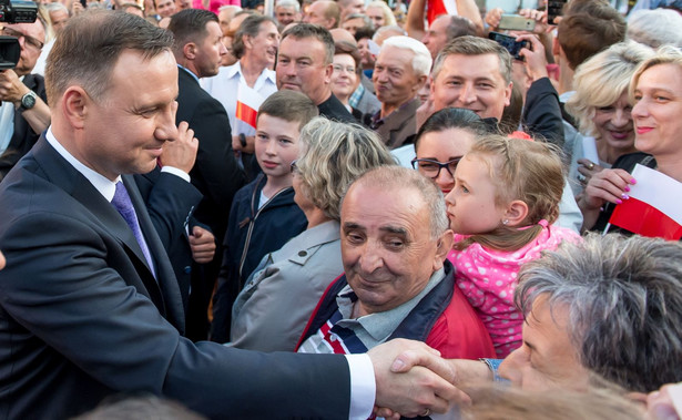 "To, że prezydent Andrzej Duda zawetował ustawy reformujące sądownictwo to było jego prawo jako głowy państwa. A fakt, że wielu obywateli, komentatorów czy polityków nie było zadowolonych z jego decyzji, to nie jest jeszcze żaden sygnał, że tworzy się partia prezydencka" - powiedziała Mazurek.