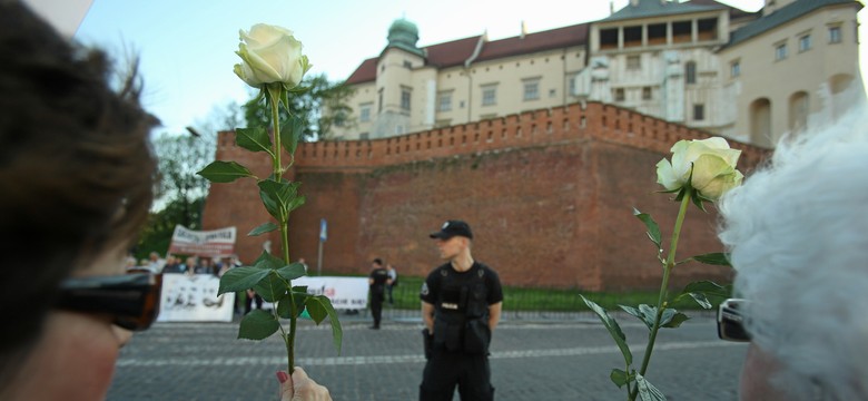 "To Wawel, nie Nowogrodzka" vs "Obywatele SB wynoście się". Kaczyński odwiedził grób brata i bratowej na Wawelu