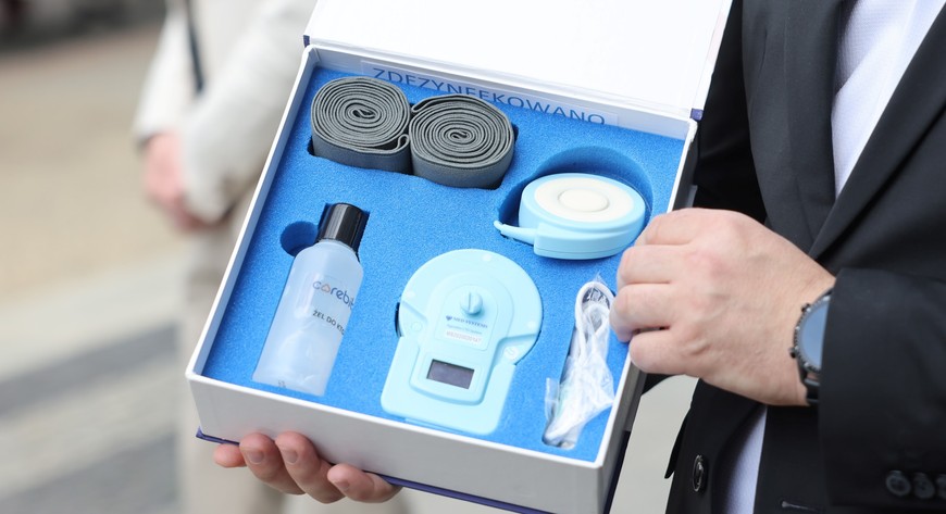 Mobilne KTG umożliwia wykonywanie badań w domu przy zachowaniu jakości klinicznej. Można monitorować czynność serca płodu i czynność skurczową macicy, a także w porę wykryć stany niedotlenienia dziecka oraz występowanie wad serca. 