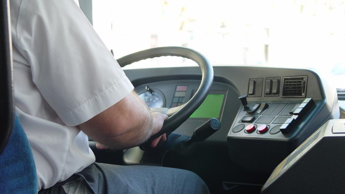 Policjanci zatrzymali pijanego kierowcę autobusu miejskiego w Jastrzębiu-Zdroju. 44-letni mężczyzna miał prawie 3 promile alkoholu w wydychanym powietrzu. Kierowca stracił już prawo jazdy. Grozi mu kara więzienia.