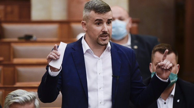 Jakab Péter, a Jobbik frakcióvezetője napirend előtt szólal fel az Országgyűlés plenáris ülésén 2021. június 7-én / Fotó: MTI/Koszticsák Szilárd