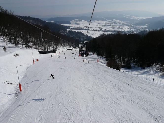 Dwie Doliny Muszyna-Wierchomla. Nowością w sezonie 2012/2013 będzie oddanie do użytku przedłużonego wyciągu FRYCEK. Przedsięwzięcie znacznie poprawi komunikację narciarską między dwiema dolinami. Do tej pory, aby przejechać z Wierchomli do Szczawnika, z górnej stacji Wierchomla 1, trzeba było dojechać do wyciągu Frycek, a następnie, wypiąć narty lub na nartach podejść do wyciągu Ryczek, który umożliwiał dotarcie na szczyt Szczawnika, do trasy Szczawnik. Muszyna-Wierchomla to 15 kilometrów naśnieżnych i dobrze przygotowanych tras narciarskich. Po zejściu ze stoku narciarze mają możliwość skorzystanie z hotelowa spa, basenu, masażu oraz wielu innych ciekawych atrakcji.