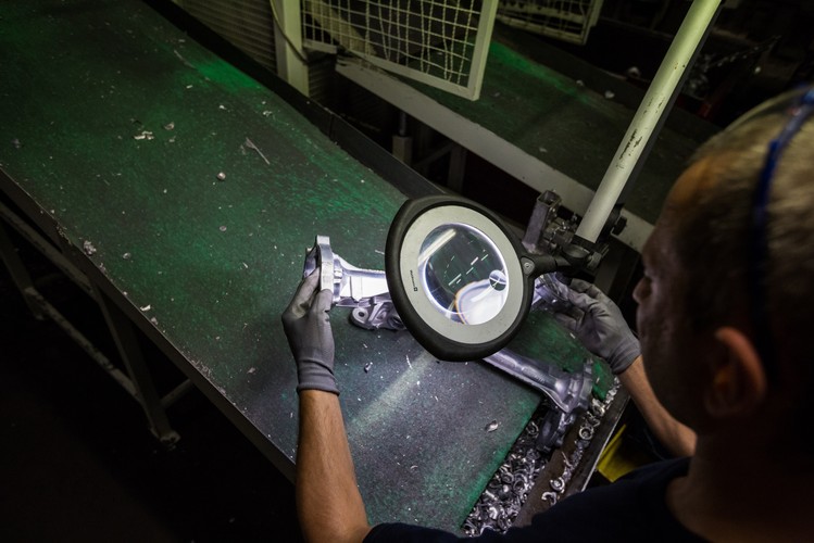 'Bardzo zależało nam na pozyskaniu tego zamówienia. Mamy świadomość, że udział komponentów odlewanych jest dużo większy w silniku klasycznym, niż w silniku elektrycznym, ale nie powinniśmy na razie się zbytnio obawiać przyszłości. Klasyczne napędy będą potrzebne jeszcze przez długi czas” – powiedział.
<br><br><b>Na zdjęciu:</b> Sprawdzanie i obróbka odlewów w odlewni koncernu Volkswagen AG w Poznaniu
<br><br>rpo/ dym/
<br>fot.  (mr) PAP/Marek Zakrzewski