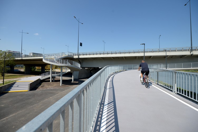 Trasa pod mostem Łazienkowskim jest częścią jednej z najdłuższych tras rowerowych w Warszawie. Dzięki zakończonej w tym samym czasie budowie drogi dla rowerów na ul. Marsa liczy ona już 9 km. Urzędnicy podkreślają znaczenie tych tras, dzięki którym mieszkańcy Rembertowa i Pragi-Południe zyskali połączenie ze Śródmieściem i Mokotowem. W planach miasta są już kolejne odcinki tras rowerowych, które powstaną przy okazji remontu estakad Trasy Łazienkowskiej nad Agrykolą. Rowerzyści dojadą dzięki nim do placu na Rozdrożu. Zakończenie tej inwestycji planowane jest do 2019 roku.