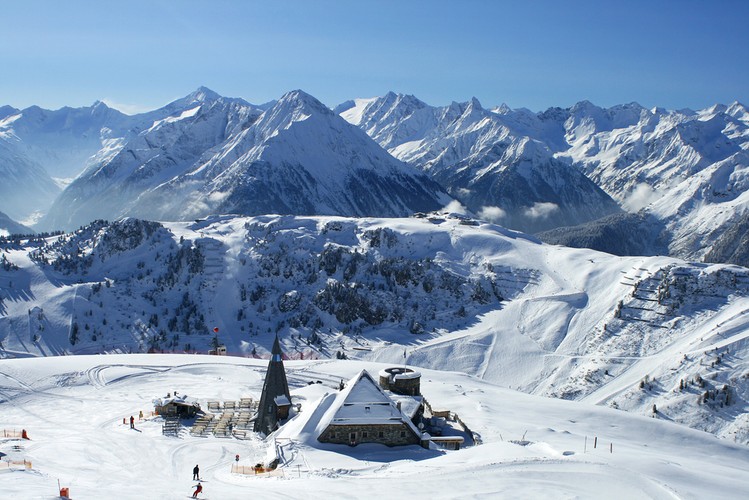 Zillertal – dolina rzeki Ziller, dopływu rzeki Inn. Położona jest w sercu Tyrolu, kilkadziesiąt kilometrów na wschód od Innsbrucka w pobliżu granicy z Włochami. W dolinie znajduje się kilka ośrodków sportów zimowych (m.in. Fügen, Zell am Ziller oraz Mayrhofen). Dominującą gałęzią gospodarki jest turystyka (liczne hotele, pensjonaty, schroniska górskie, baseny, rafting, canyoning, paralotniarstwo, narciarstwo, trekking i wspinaczka górska, wzdłuż doliny z Jenbach do Mayrhofen kursuje turystyczna kolejka wąskotorowa). Od nazwy doliny pochodzi nazwa pasma górskiego Alpy Zillertalskie
