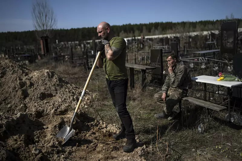 Artem, pracownik cmentarza w Buczy. Po masakrze dokonanej przez Rosjan razem z Władysławem kopią świeże groby i biorą udział we wszystkich odbywających się tam pogrzebach