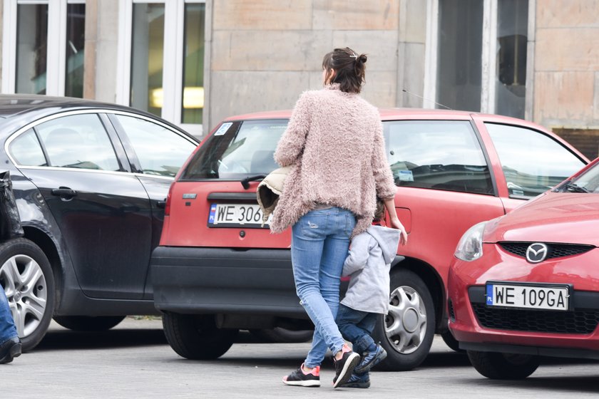 Olga Bołądź na spacerze