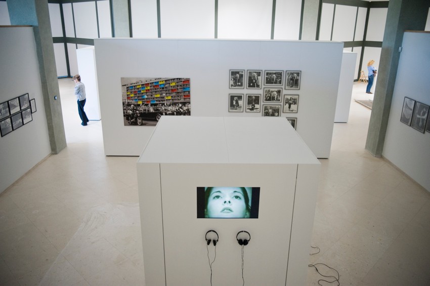 Deo postavke je posvećen i "Novoj umetničkoj praksi"