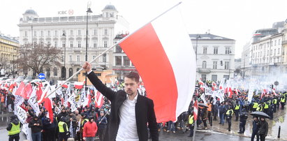 Kołodziejczak chce zabrać Morawieckiemu i Kaczyńskiemu paszporty. Podał niezwykły powód
