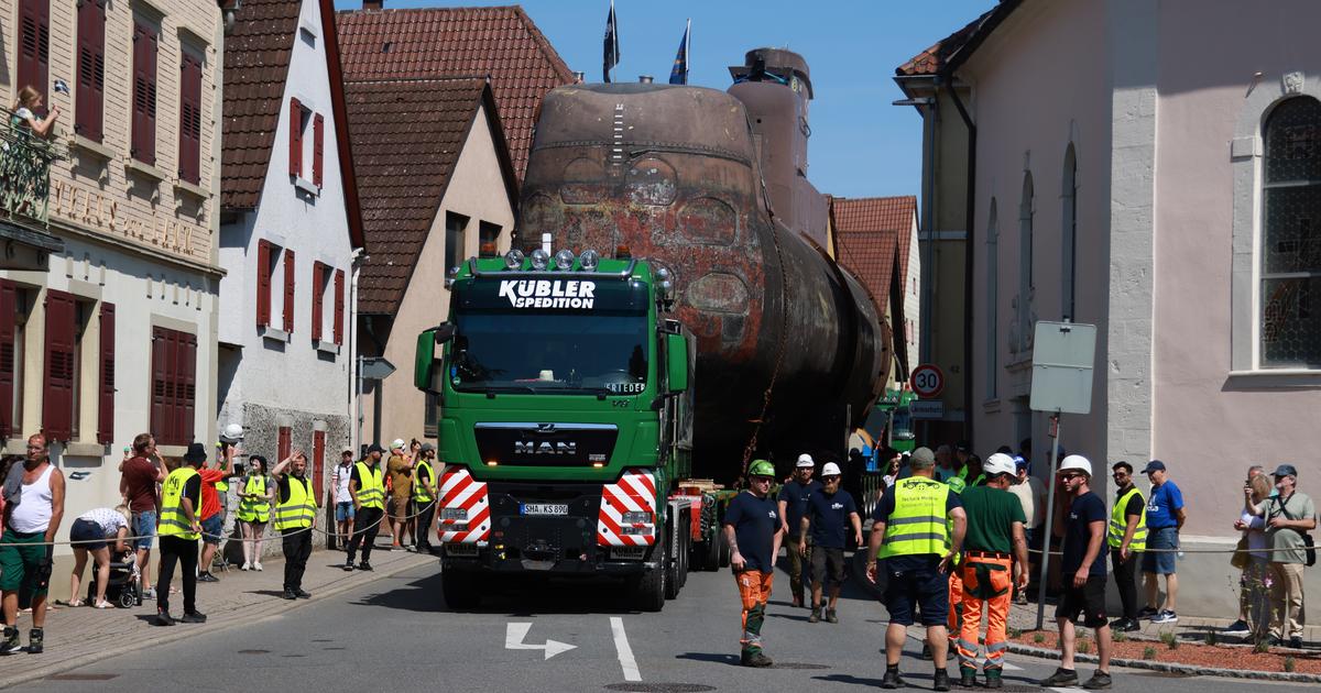  Po lokalnych drogach znowu przemieszcza się wielki U-Boot. Transport okrętu można śledzić na żywo