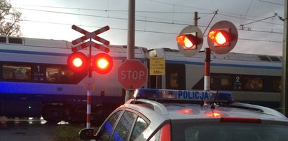 Zderzenie auta z pociągiem koło Inowrocławia. Jedna osoba walczy o życie