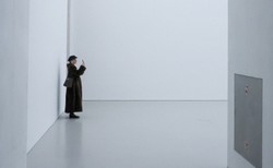 Czapka jako dzieło sztuki? Zaskakujący żart w Muzeum Sztuki Nowoczesnej w Warszawie