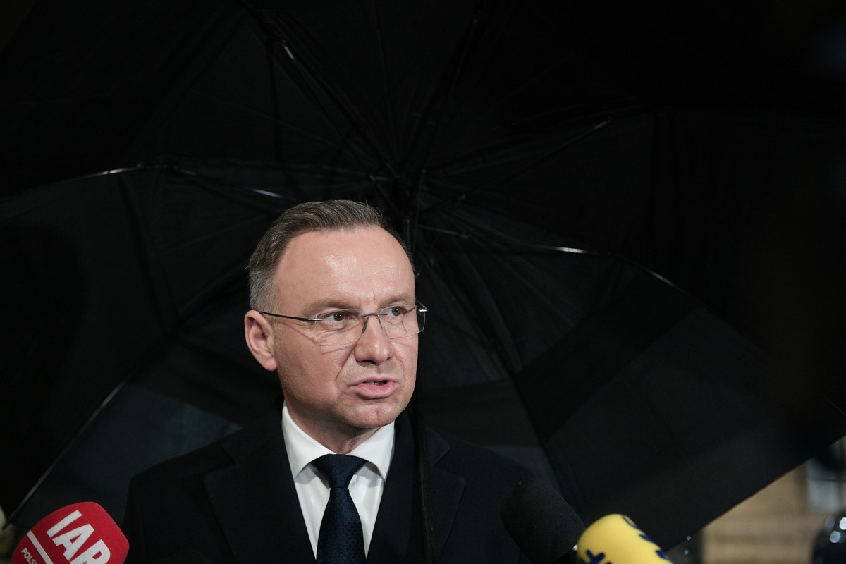 Prezydent Rzeczypospolitej Polskiej Andrzej Duda podczas wypowiedzi dla mediów w Paryżu