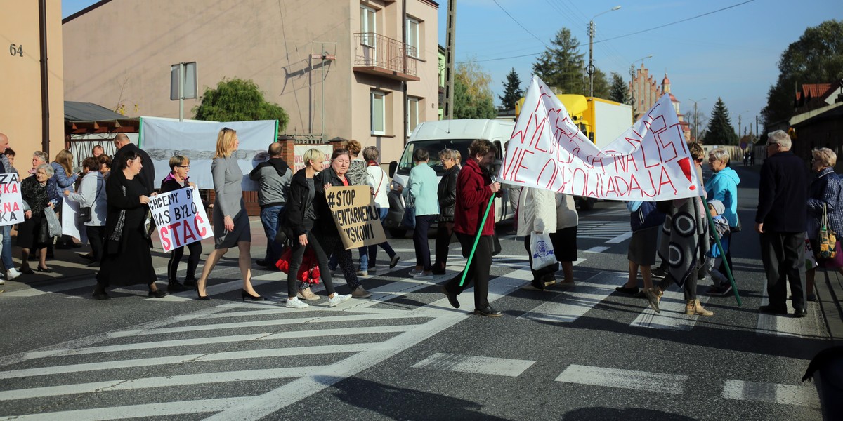 Mieszkańcy Brzezin protestują przeciw wysokim opłatom na cmentarzu 