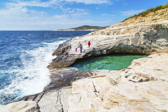 (FOTO) DRAMA NA TASOSU!  Spasioci jedva izvukli devojčicu i muškarca koji su se utapali, CRVENA ZASTAVICA na plaži: Važno upozorenje za sve SRPSKE TURISTE