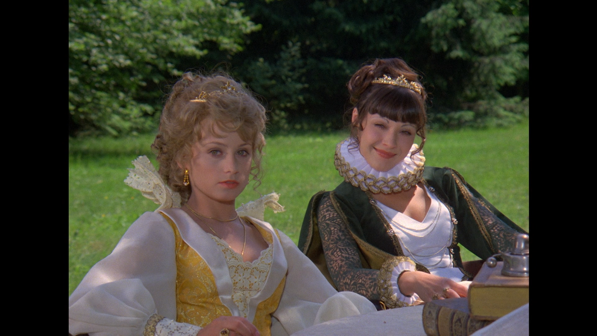 Jana Nagyová a Dáda Patrasová v českom fantasy seriáli Arabela.