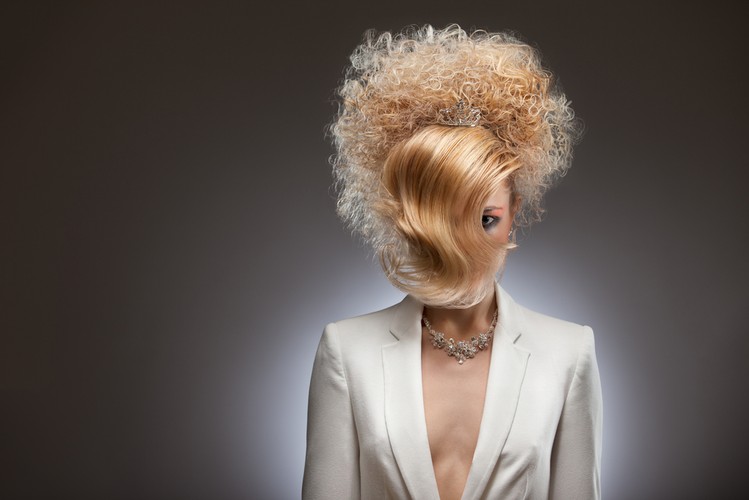 Kobieta z natapirowaną fryzurą