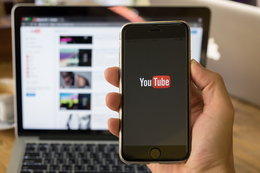 YouTube będzie walczyć z teoriami spiskowymi. Pomoże Wikipedia