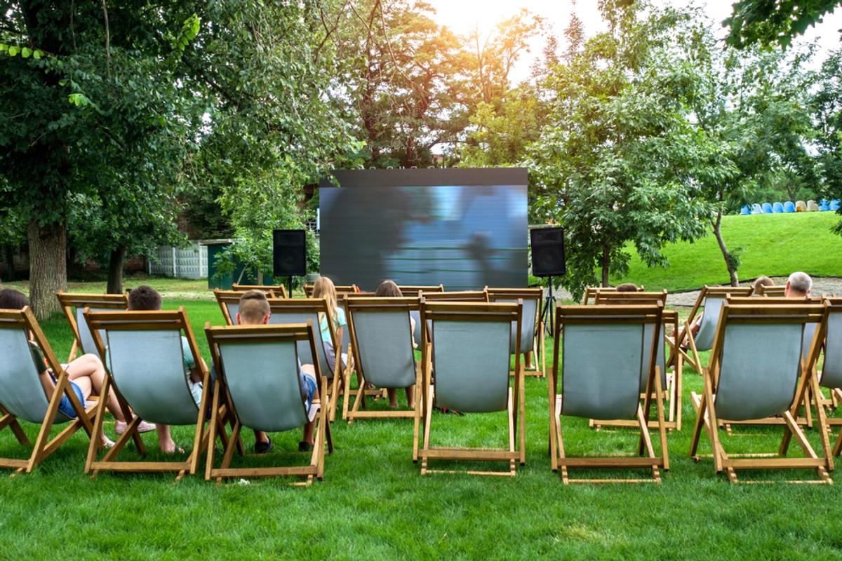Seans filmowy pod gołym niebem. „Kino na Leżakach” ma kolejnego partnera