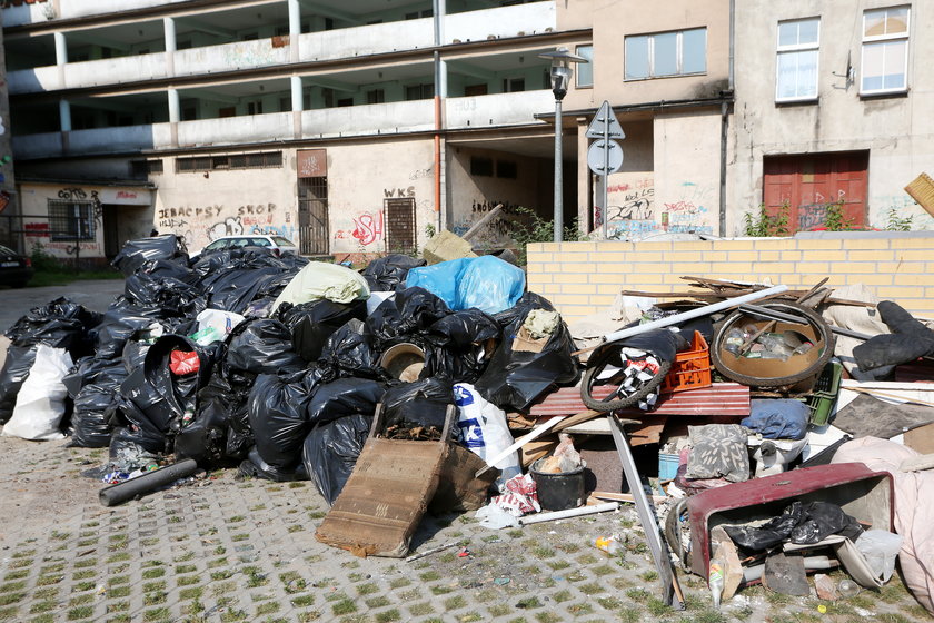 Odpady zalegają już nawet na podwórku przy ul. Żeromskiego 75 we Wrocławiu