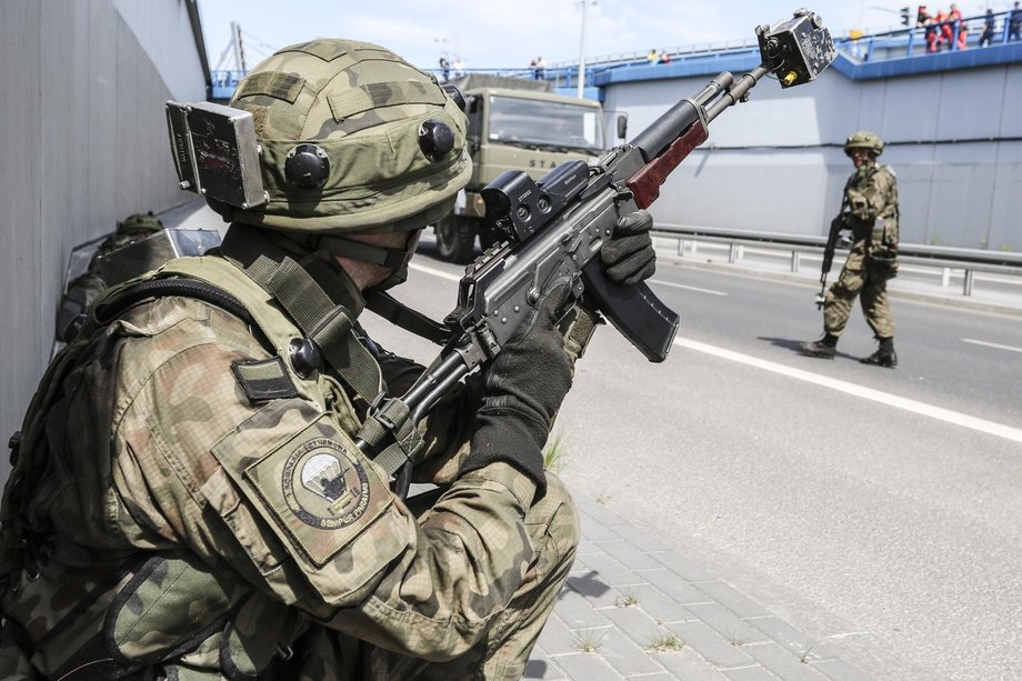 Ćwiczenie Swift Response: Opanowanie i zajęcie 540-metrowego mostu w centrum Torunia przez wykonujący główne zadanie 16. Batalion Powietrznodesantowy z Krakowa.