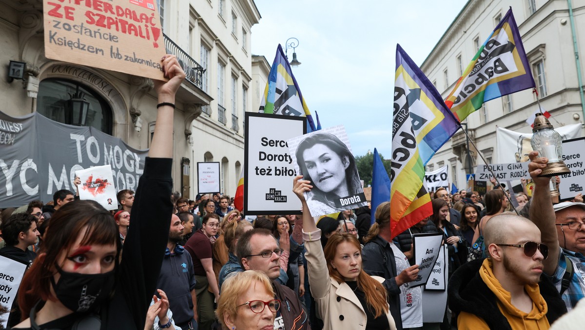 Uczestnicy protestu Strajku Kobiet pod hasłem „Ani Jednej Więcej. Przestańcie nas zabijać.